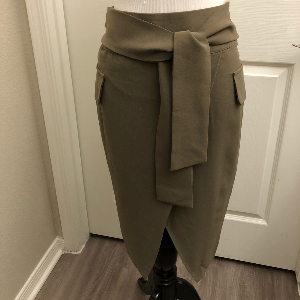 Essue Wrap skirt with slit